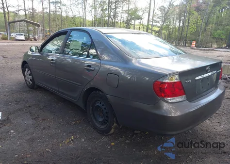 2005 Toyota Camry Le z USA, uszkodzony, nr VIN 4T1BE32K05U610924